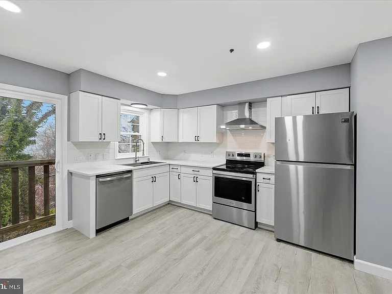 6915 Adel St — Photo 8