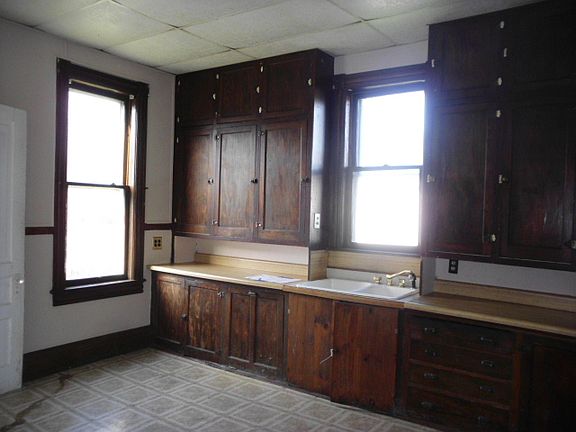 3rd image of 1906 S Wenona Ave