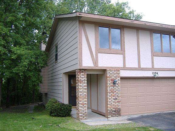 This twin homes is loaded with room. 4BR (3 on main level), 3BA over 2000FSF