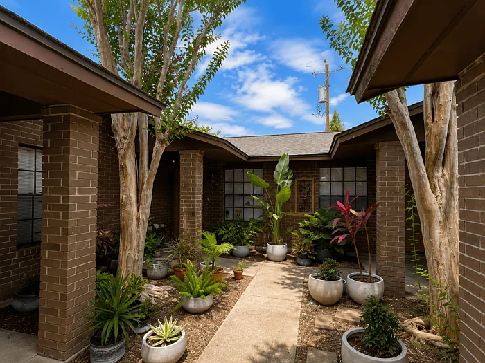 2 bed, 1.0 bath, $725 — Photo 3