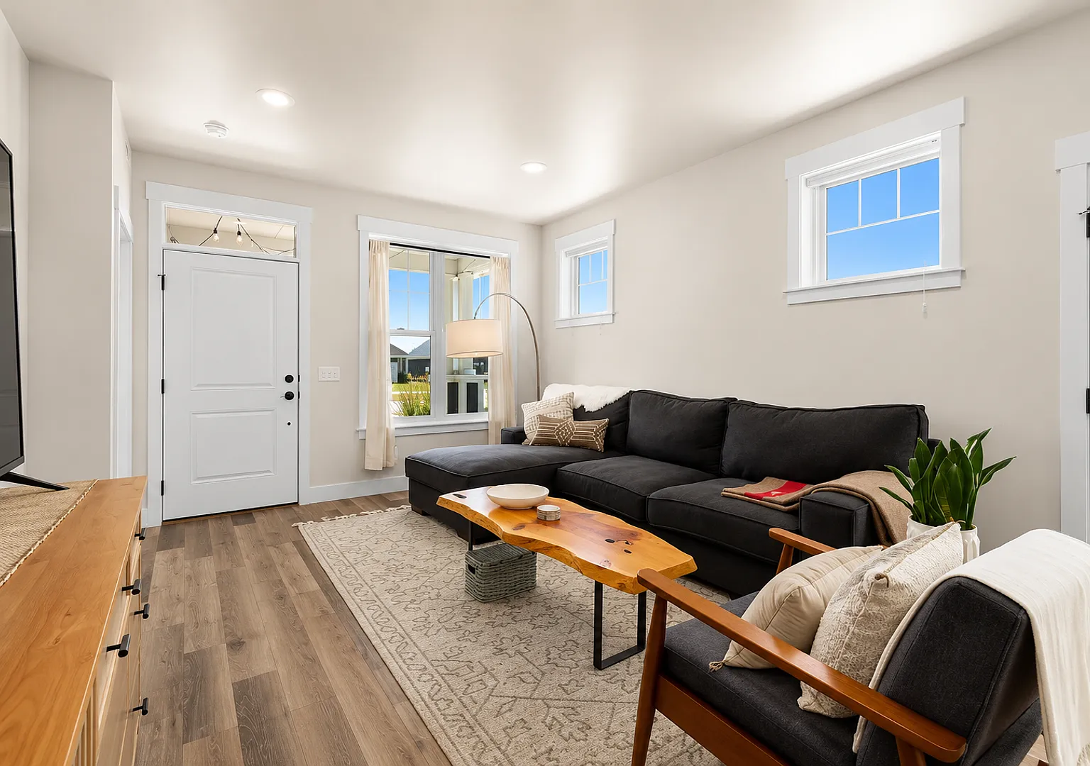 Modern Furnished 3-Bedroom Home | Built in 2023 — Photo 3