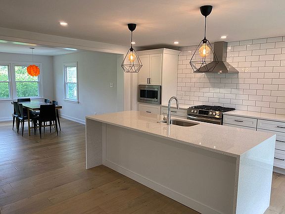 2nd image of 405 Twin Oaks Dr