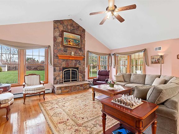5th image of 200 Green Hill Ln