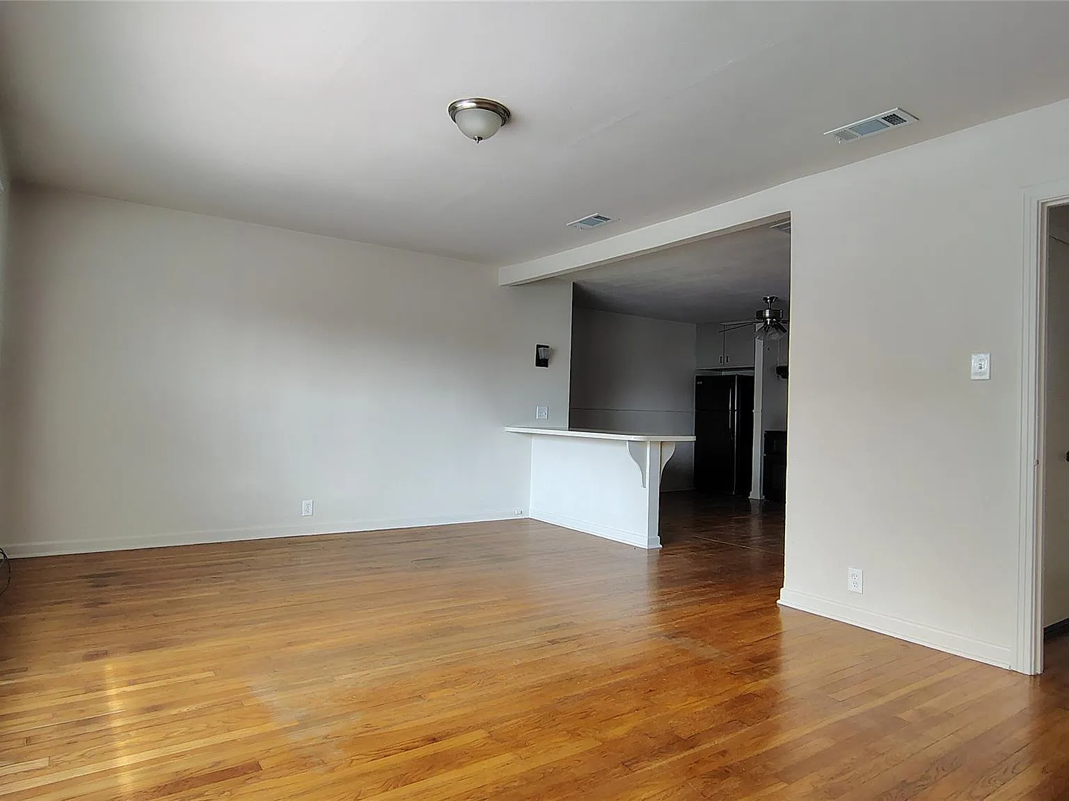 2 bed, 1.0 bath, 874 sqft, $1,295 — Photo 2