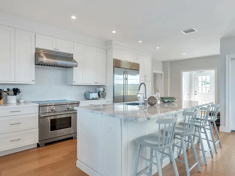 125 Dune Rd — Photo 16
