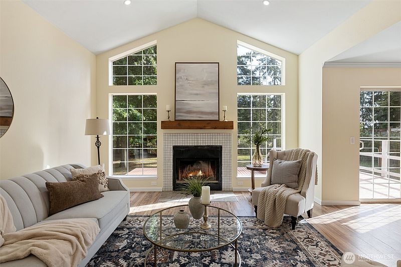 3rd image of 1006 NE Pennington Loop