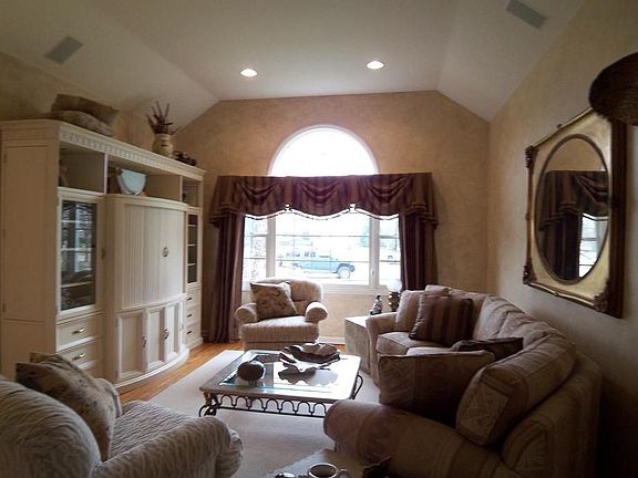 Living Rom with recessed lights, wood floors and a tray ceiling