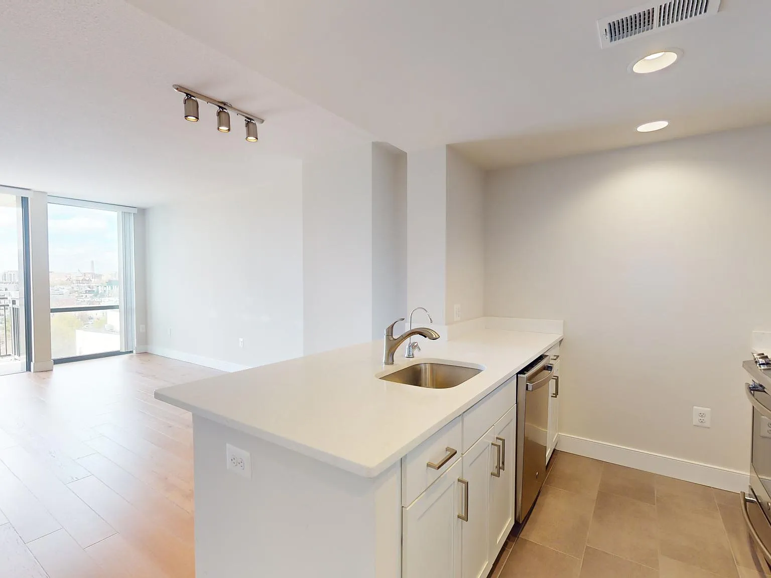 1 bed, 673 sqft, $2,300 — Photo 3