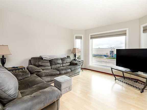 4th image of 110 E Newton Dr