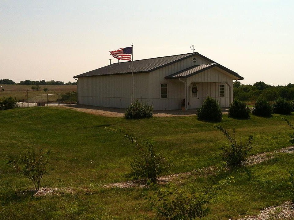 Quail Cottage, situated on a working cattle farm, owners nearby.