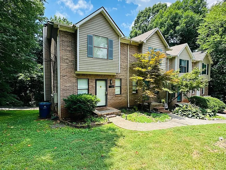 625 Shadywood Ln — Photo 2