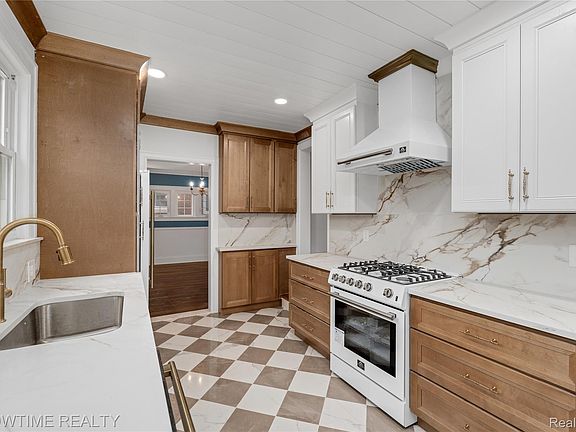 3rd image of 2437 Longfellow St