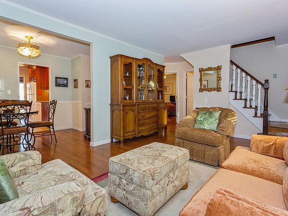 5th image of 142 Moore Ave