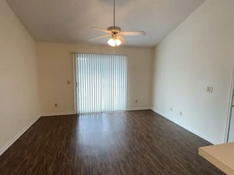 Creekwood Apartments — Photo 16