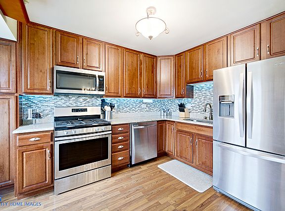 3rd image of 8116 Geneva St