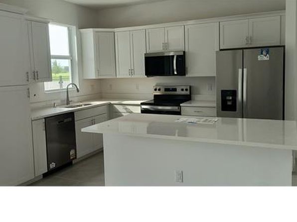 100 Longwood Lake Sq