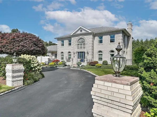 102 Cranberry Ter, Cranston, RI 02921