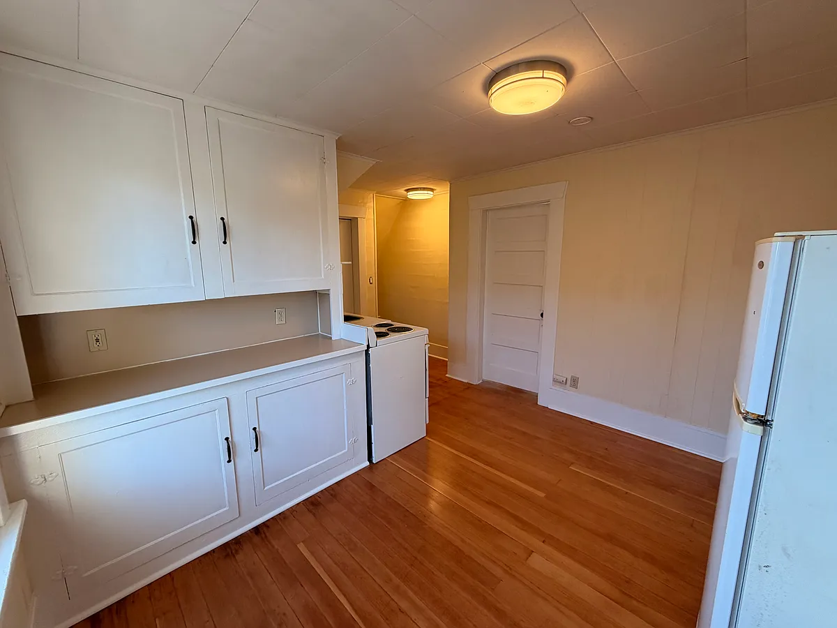 Building Photo - 623 Smithers Ave S #B