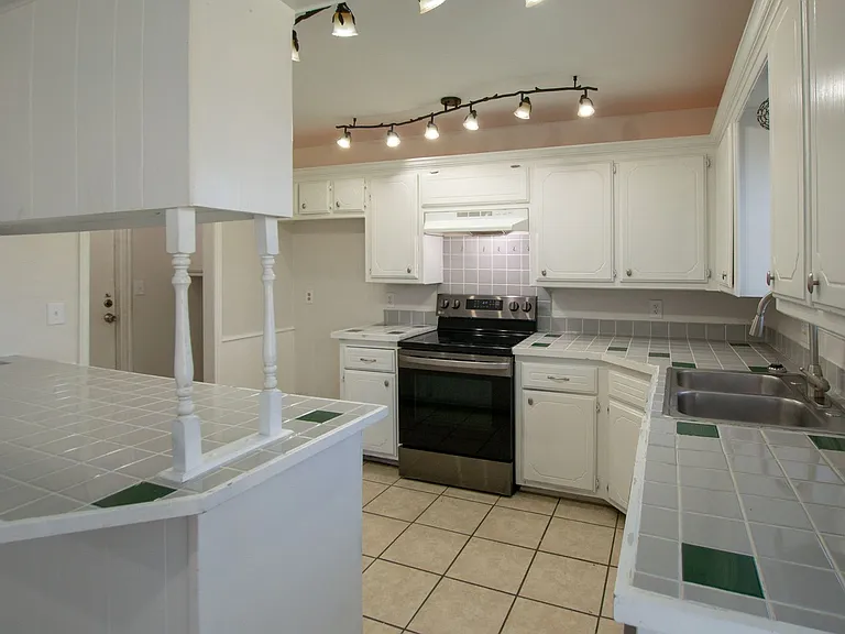 224 S Bouziden Dr — Photo 11