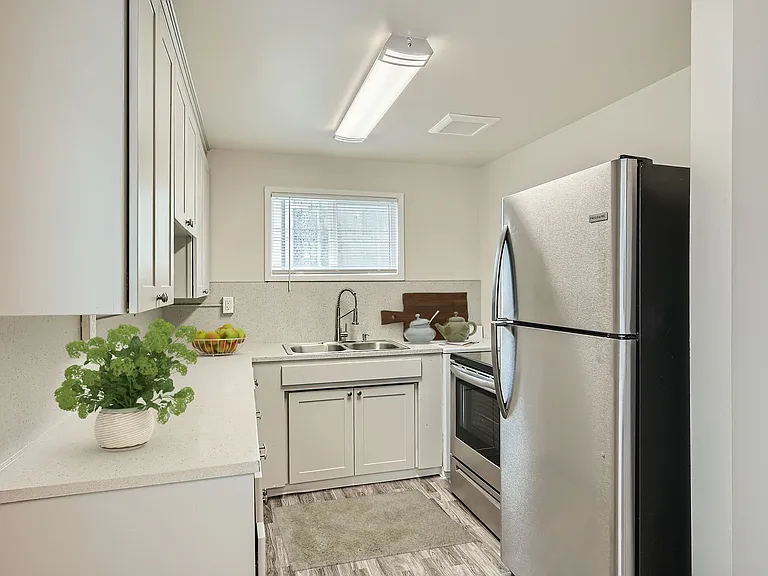 Hawthorne Court Apartments — Photo 1