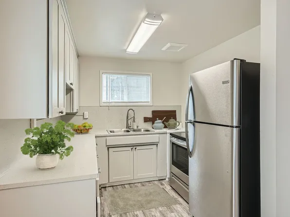Hawthorne Court Apartments, 2302-2320 Colby Ave #18, Everett, WA 98201
