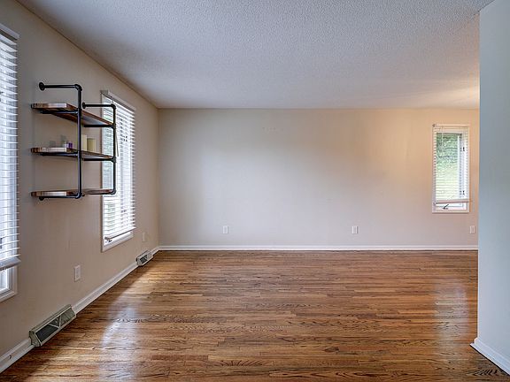 4th image of 6 Gatewood Dr