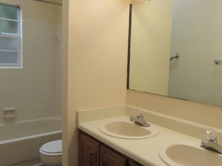 2025 Cambridge Cir — Photo 11
