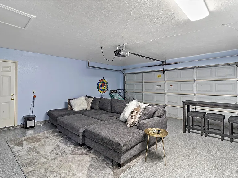 1405 Delabrook Ct — Photo 16