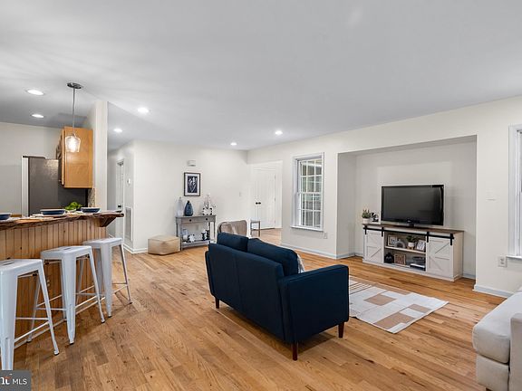 3rd image of 364 Blueberry Ln