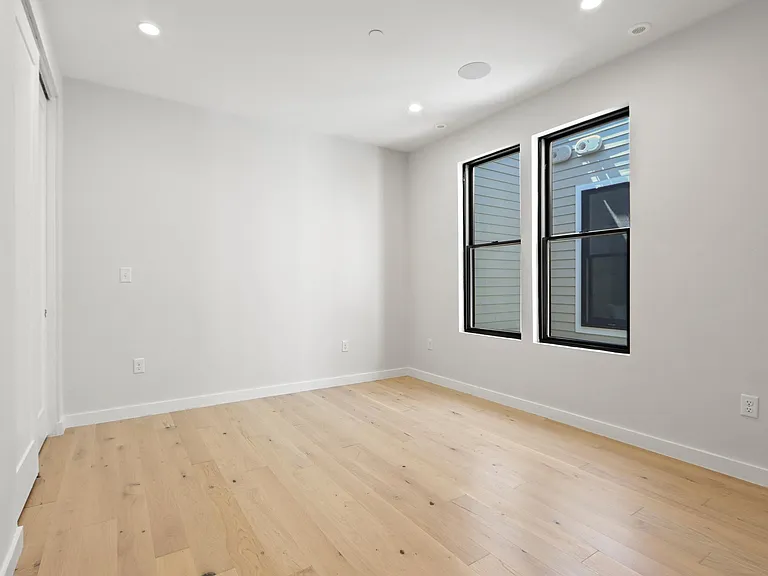 340 W 2nd St #17 — Photo 11