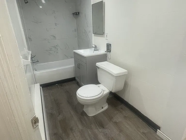 100-106 E Bennett St #6 — Photo 8