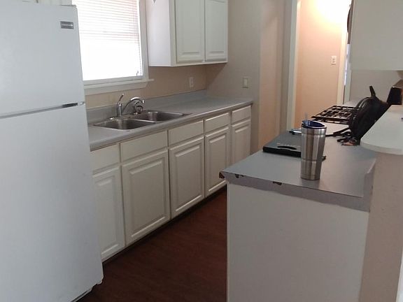 4th image of 851 Magnolia St
