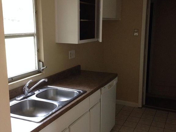 4th image of 940 Crest Dr E