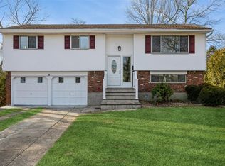 3 Oatley Pl, Commack, NY 11725