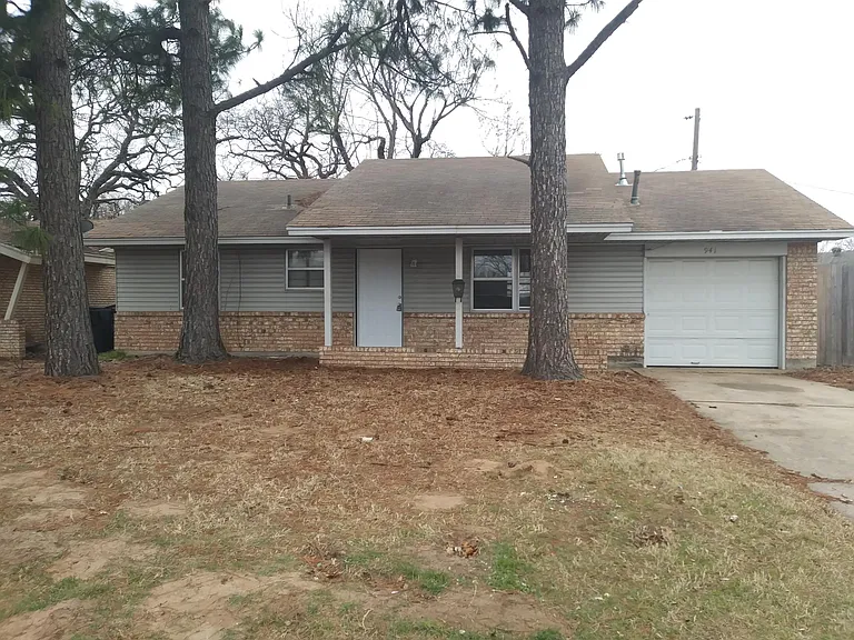 941 N Bradley Ave — Photo 1