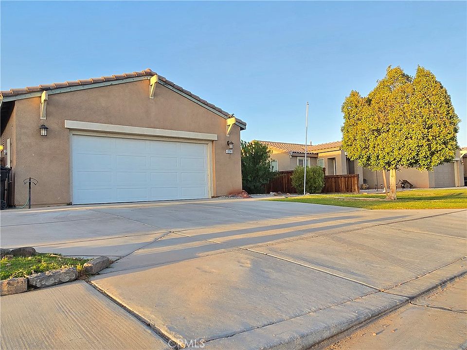 1st image of 274 W La Paz Dr