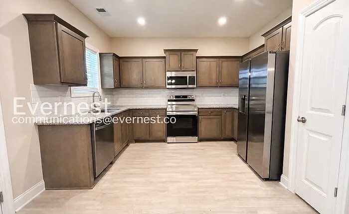 5 bed, 2.5 bath, 2200 sqft, $2,795 — Photo 4