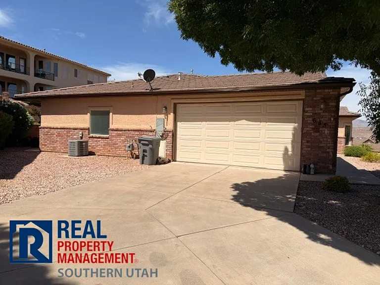 685 W Windsor Dr — Photo 2