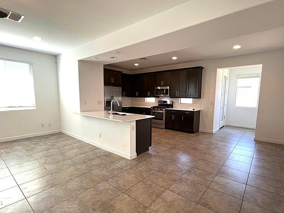 5th image of 16430 W Questa Dr