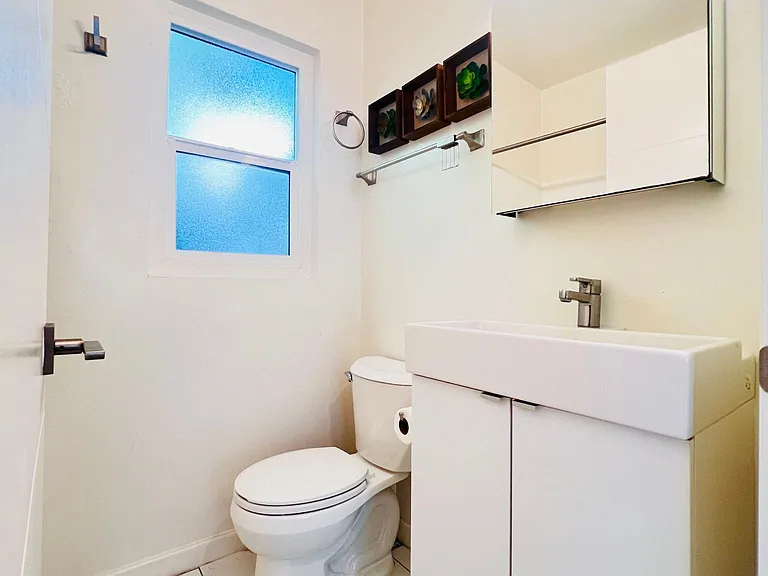 5525 Harold Way #15 — Photo 11