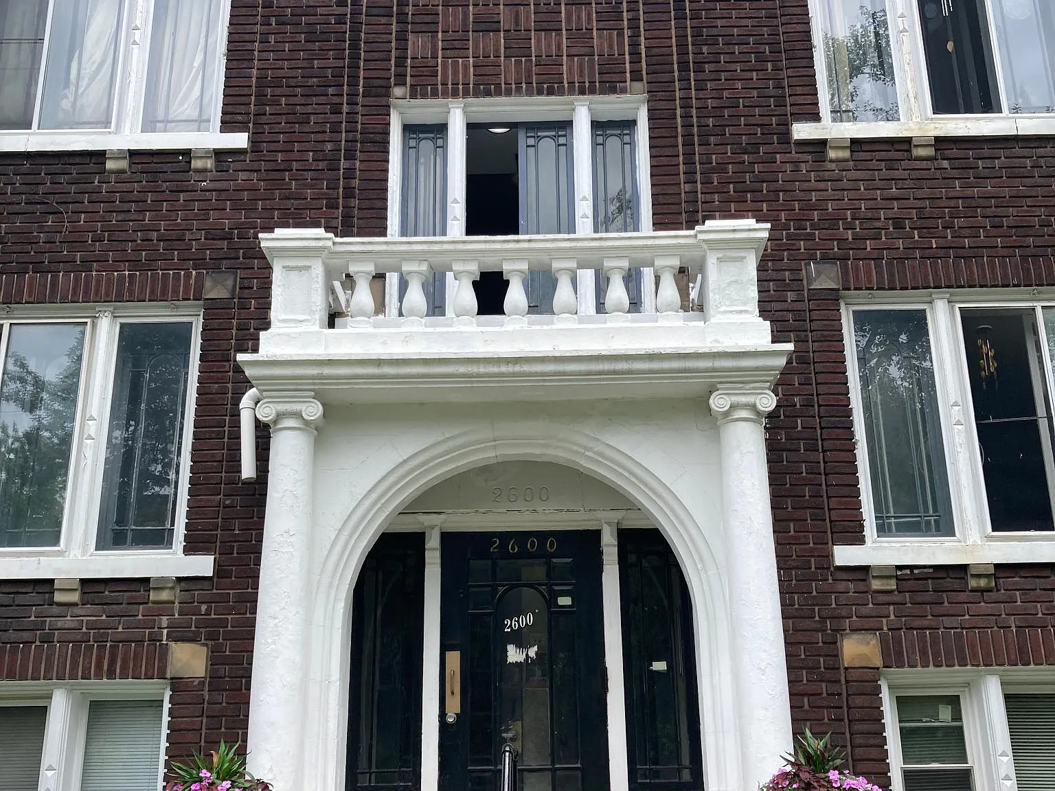 3 bed, 1200 sqft, $1,355 — Photo 2