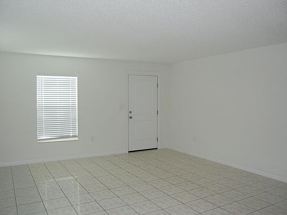 5th image of 383 Country Lane Dr