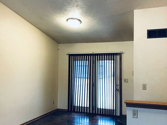 4th image of 220 S Gardiner Ave
