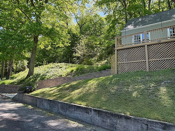 5th image of 32 Fairfax Dr