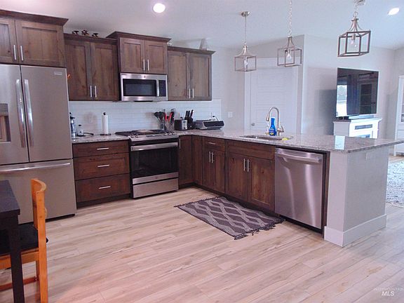 4th image of 901 Campbell St