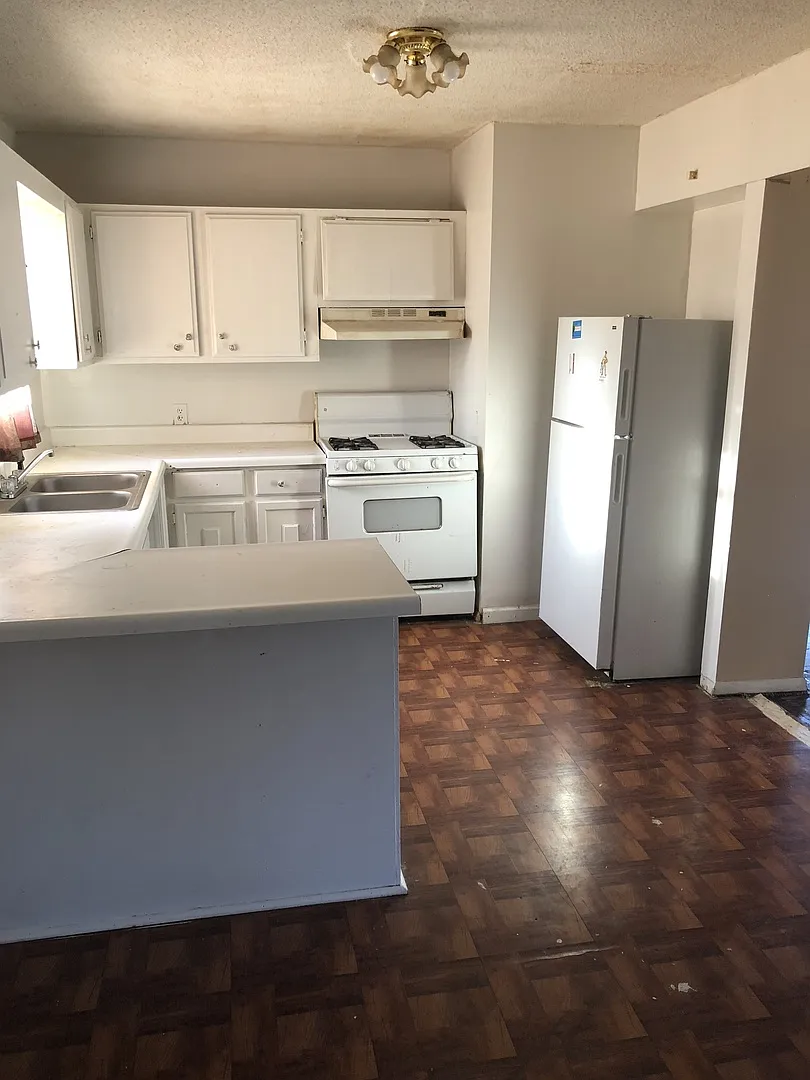 4 bedroom home — Photo 3