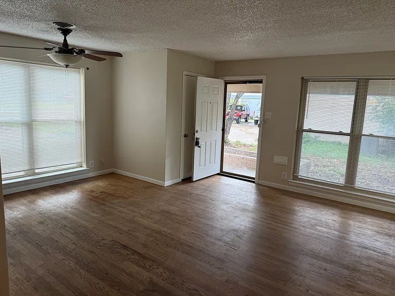 3253 Millmar Dr — Photo 2