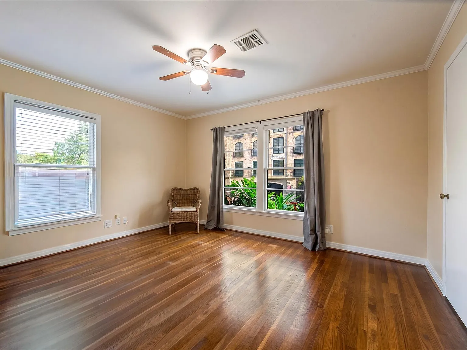 2 bed, 2.0 bath, 1006 sqft, $1,975 — Photo 2
