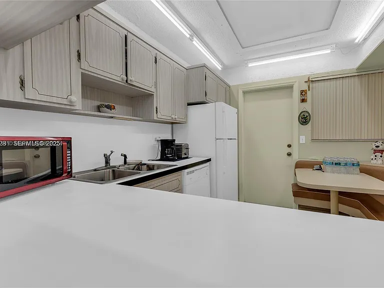 215 SE 3rd Ave #407B — Photo 4