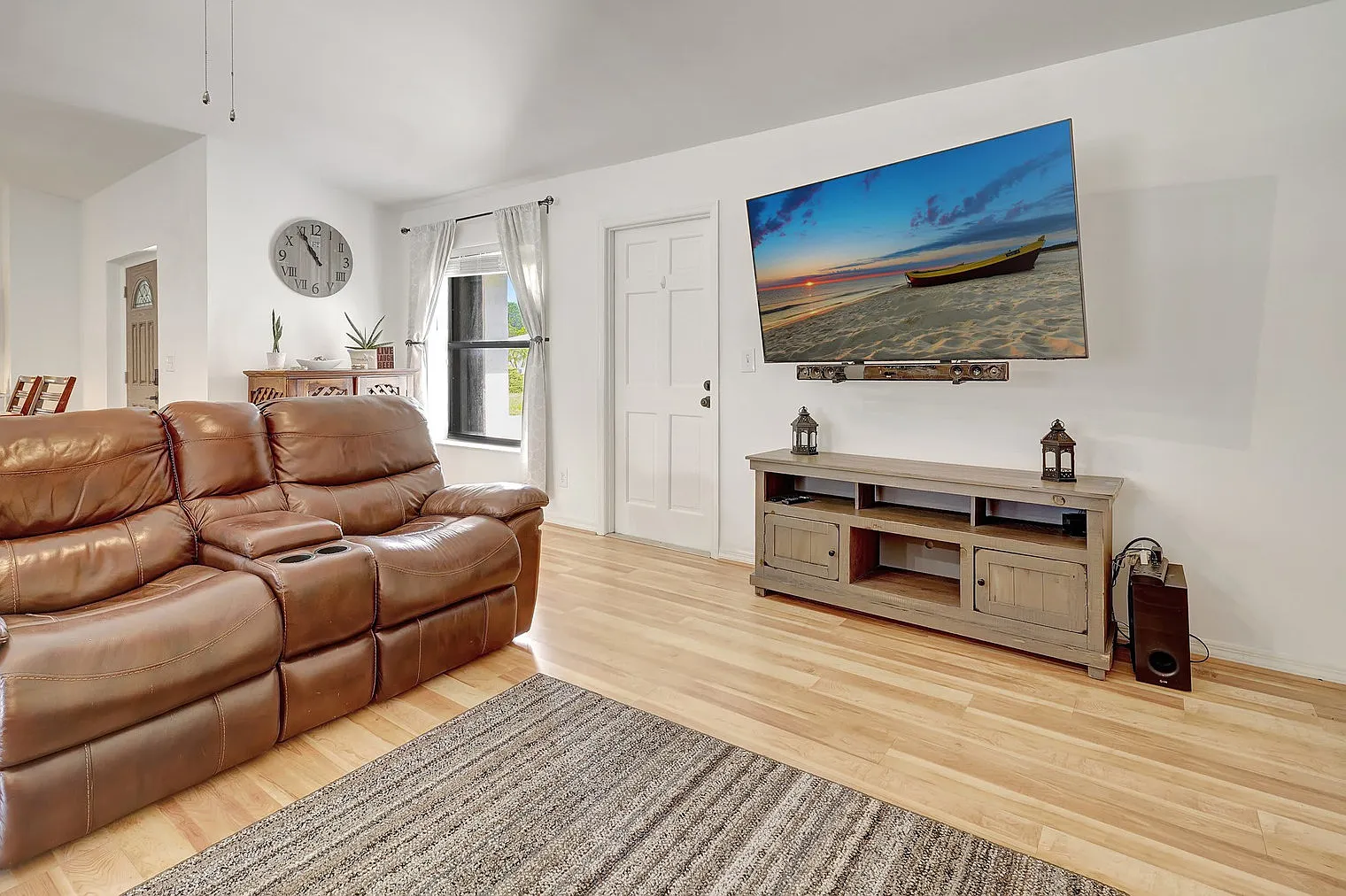 3 bed, 2.0 bath, 1646 sqft, $5,582 — Photo 2